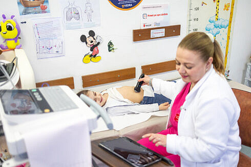 Salvati Copiii Romania si Fundatia OMV Petrom lanseaza concursul Primul pas spre sanatate 4 0 pentru dotarea a circa 60 de cabinete de medicina de familie din zonele rurale