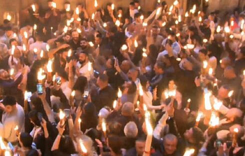 Santa Lumina a venit la Mormantul Invierii Domnului din Ierusalim si va ajunge in aceasta seara la credinciosii din judetul Suceava