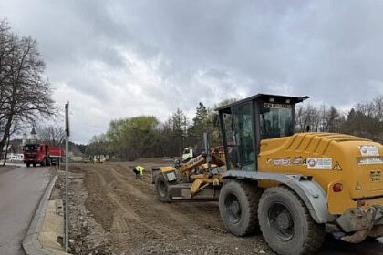 Se desfasoara lucrari intensive pentru reintegrarea zonei fostelor garaje de la Cartodrom si a accesului spre Paduricea Scheia Zamca Viceprimarul Cusnir Nu avem timp de pierdut Ne asteapta Obcini