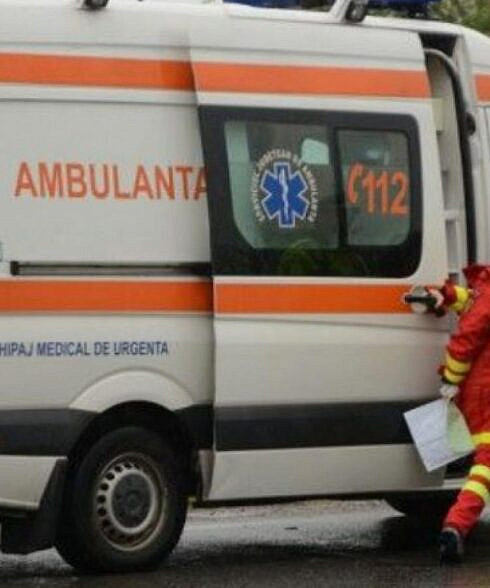 Si a strivit o mana in timpul descarcarii unui utilaj agricol de imprastiat gunoi de pe un trailer