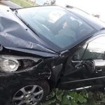 Soferita extrem de nervosa a intrat cu viteza intr o curba a ajuns pe contrasens a lovit toate masinile parcate si a distrus gardul unei firme