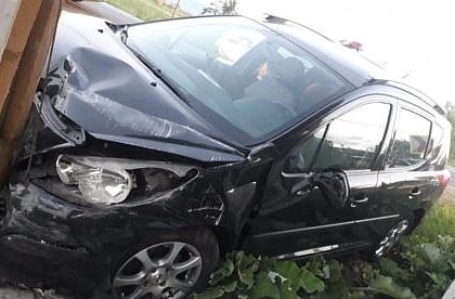 Soferita extrem de nervosa a intrat cu viteza intr o curba a ajuns pe contrasens a lovit toate masinile parcate si a distrus gardul unei firme