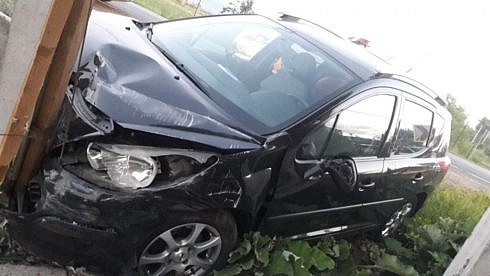Soferita extrem de nervosa a intrat cu viteza intr o curba a ajuns pe contrasens a lovit toate masinile parcate si a distrus gardul unei firme