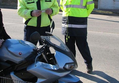 Tanar de 21 de ani din Buda prins de politisti conducand beat si fara permis motocicleta mamei sale aflata sub sechestru