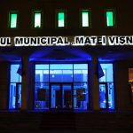 Teatrul Municipal Matei Viisniec Suceava iluminat in albastru de Ziua Internationala de Constientizare a Autismului FOTO