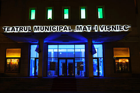 Teatrul Municipal Matei Viisniec Suceava iluminat in albastru de Ziua Internationala de Constientizare a Autismului FOTO