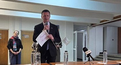 USV a organizat premierea fazei zonale a expozitiei concurs Penelul Fermecat Subprefectul Bogdan Pastrav Prin fiecare desen copiii ne au aratat cat de frumoasa este lumea vazuta prin ochii lor plina de culoare sinceritate speranta si vis