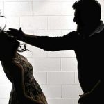 Un barbat baut si a agresat sotia dupa ce aceasta a vinit acasa de la serviciu