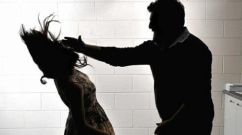 Un barbat baut si a agresat sotia dupa ce aceasta a vinit acasa de la serviciu