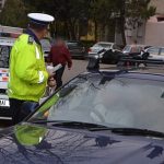 Un barbat care conducea un Audi Q7 fara permis i a oferit fiului sau minor pasager in masina o lectie despre incalcarea legii