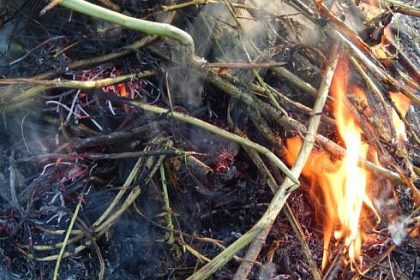 Un barbat din Vatra Moldovitei care incerca sa aprinda gunoaiele vegetale din curte s a autoincendiat din cauza alcoolului A ajuns la spital dupa doua saptamani in stare grava