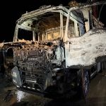Un camion plin cu lemne a ars complet in curtea unei firme din Rasca