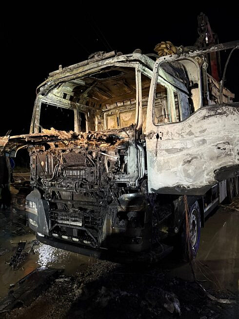 Un camion plin cu lemne a ars complet in curtea unei firme din Rasca