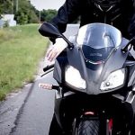 Un motociclist baut si fara permis a impresionat la artistic dar a fost penalizat pentru incalcarea regulilor de circulatie