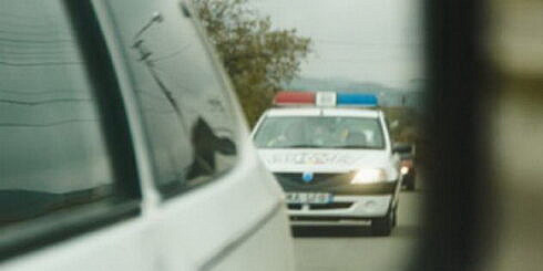 Un sofer cu permisul suspendat a fost arestat dupa ce a fost urmarit de poli tisti in comuna Veresti