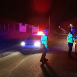 Un tanar de 18 ani a dus prietenele la plimbare cu masina de Paste si s a facut de ras cand a dat peste politisti