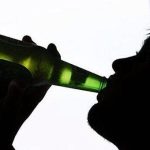 Un tanar de 25 de ani a fost calmant de medicii psihiatri dupa ce s a imbatat si a provocat scandal intr o cafenea din Campulung Moldovenesc lovind un client si distrugand bunuri