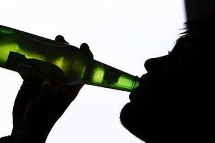 Un tanar de 25 de ani a fost calmant de medicii psihiatri dupa ce s a imbatat si a provocat scandal intr o cafenea din Campulung Moldovenesc lovind un client si distrugand bunuri