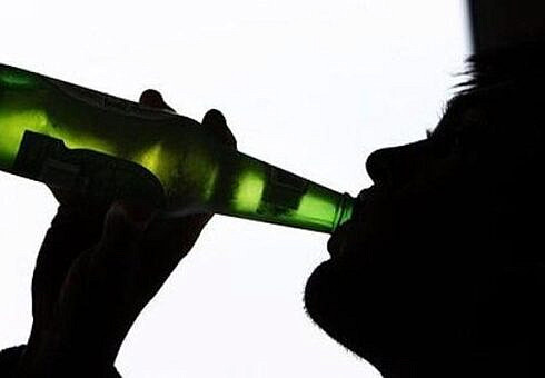 Un tanar de 25 de ani a fost calmant de medicii psihiatri dupa ce s a imbatat si a provocat scandal intr o cafenea din Campulung Moldovenesc lovind un client si distrugand bunuri