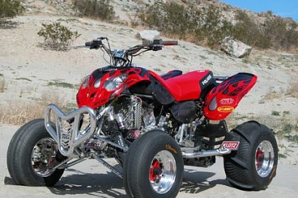 Un tanar fara permisiune care conducea un ATV neinmatriculat pe strada Luminii din Voitinel s a trezit in intuneric cand a dat peste politisti