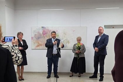 Vernisajul expozitiei Crinii Marturiei a artistei Doina Mihailescu la Muzeul de Istorie Suceava dedicat Reginei Maria a Romaniei care a transformat crinul intr un simbol personal si artistic foto