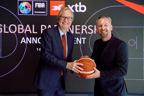 XTB se integreaza in universul FIBA si aduce investitiile mai aproape de pasionatii de baschet Aplicatia de investitii sustine Cupelele Mondiale FIBA 2026 2027 si ofera beneficii exclusive pentru comunitatea XTB