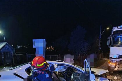 accident serios la vatra dornei un tanar in coma si alti doi raniti grav dupa ce autoturismul in care se aflau a intrat in coliziune cu un tir la ora 4 dimineata foto