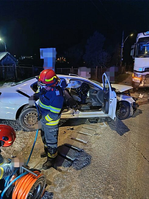 accident serios la vatra dornei un tanar in coma si alti doi raniti grav dupa ce autoturismul in care se aflau a intrat in coliziune cu un tir la ora 4 dimineata foto