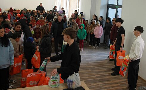 cadouri de paste pentru copiii din centrele de servicii sociale din falticeni si gura humorului in cadrul actiunii sarbatoarea invierii domnului isus hristos aduce mangaiere