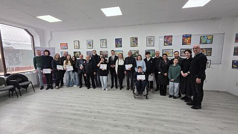 expoziie de grafic a elevilor liceului teoretic filadelfia la galeria zamca subprefectul bogdan pastrav aceste iniiative culturale ne demonstreaz c tinerii notri continua s promoveze valorile europene prin creativitate educaie i dialog foto