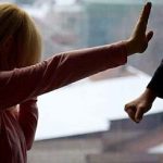 femeie din campulung moldovenesc agresata de concubin in fata fiului sau barbatul a incercat sa o opreasca sa sune la 112