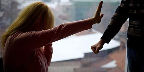 femeie din campulung moldovenesc agresata de concubin in fata fiului sau barbatul a incercat sa o opreasca sa sune la 112