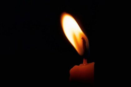 incendiu intr un apartament din radauti provocat de o lumanare uitata aprinsa o batrana de 96 de ani s a refugiat pe balcon 10 persoane din bloc au fost evacuate
