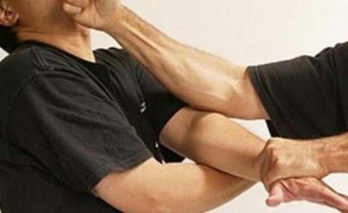 scandal intr o cafenea din campulung moldovenesc un barbat internat la psihiatrie dupa ce a agresat o persoana si a distrus mai multe bunuri