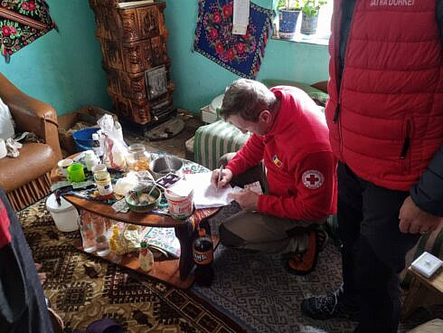 sprijin umanitar acordat de crucea rosie familiilor sarace din diverse localitati din judetul suceava foto