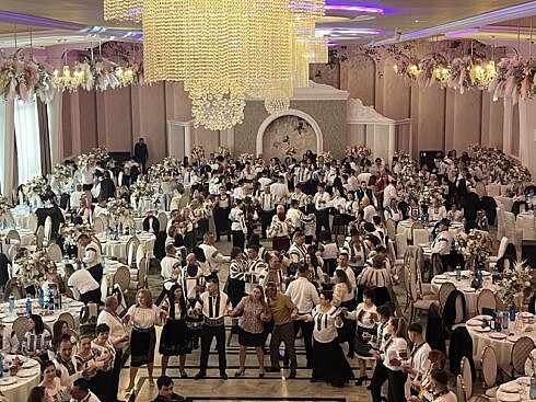 sute de locuitori din toate satele comunei scheia au luat parte la balul gospodarilor cristinel burac simbolul unui comune sunt oamenii iar scheia are oameni minunati si dasavarsiti foto