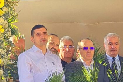 sute de suceveni la slujba de la manastirea sf ioan cel nou din suceava in ziua procesiunii de florii in randul enoriasilor s au aflat liderul aur george simion si fostul primar ion lungu