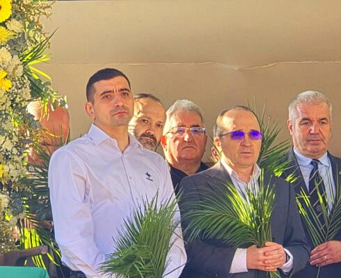 sute de suceveni la slujba de la manastirea sf ioan cel nou din suceava in ziua procesiunii de florii in randul enoriasilor s au aflat liderul aur george simion si fostul primar ion lungu