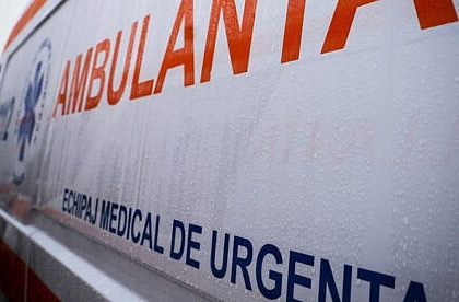 Adolescenta de 17 ani transportata in stare grava la spital dupa ce a sarit pe geam de la etajul patru al unui bloc din Suceava