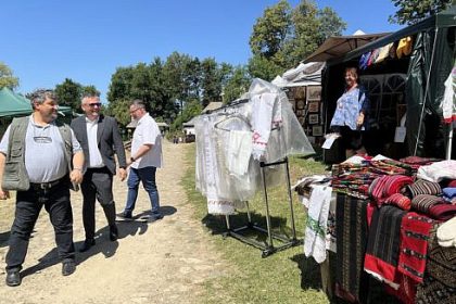 Lume lume hai la targ s a deschis oficial la Muzeul Satului Bucovinean cu 87 de mesteri populari si un weekend plin de spectacole inclusiv cu Fuego care ii asteapta pe vizitatori FOTO