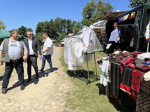 Lume lume hai la targ s a deschis oficial la Muzeul Satului Bucovinean cu 87 de mesteri populari si un weekend plin de spectacole inclusiv cu Fuego care ii asteapta pe vizitatori FOTO