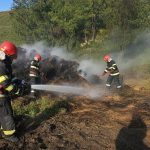 incendiu de mari dimensiuni la un depozit de furaje in aer liber in localitatea basarabi foto