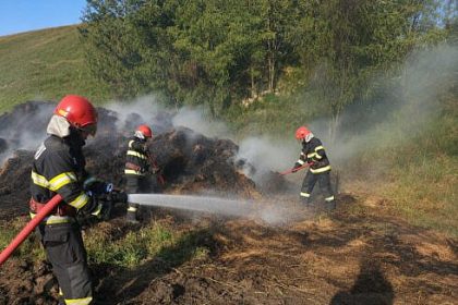 incendiu de mari dimensiuni la un depozit de furaje in aer liber in localitatea basarabi foto