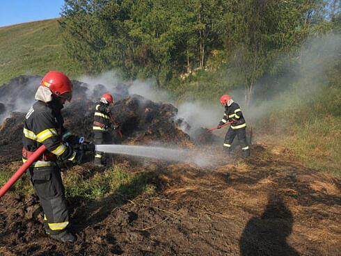 incendiu de mari dimensiuni la un depozit de furaje in aer liber in localitatea basarabi foto