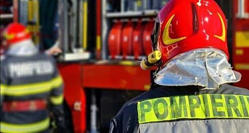 13 persoane evacuate dintr un bloc din Suceava ca urmare a unui incendiu izbucnit la un apartament din cauza unei prize defecte