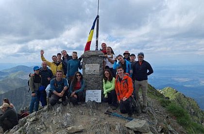 13 x 2500 m provocarea Anii Drumeiei opt dintre cele mai inalte varfuri din Romania au fost deja cucerite Urmeaza doua etape speciale in luna august