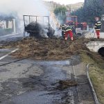 140 de baloi de fn din remorca unui tractor au ars din cauza unei tigri nestinse