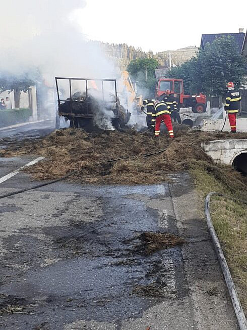 140 de baloi de fn din remorca unui tractor au ars din cauza unei tigri nestinse