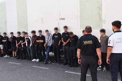18 migranti transportati cu tirul ca produse din hartie atat vehiculul cat si incarcatura au fost intoarse din drum si predate autoritatiilor bulgare