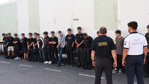 18 migranti transportati cu tirul ca produse din hartie atat vehiculul cat si incarcatura au fost intoarse din drum si predate autoritatiilor bulgare